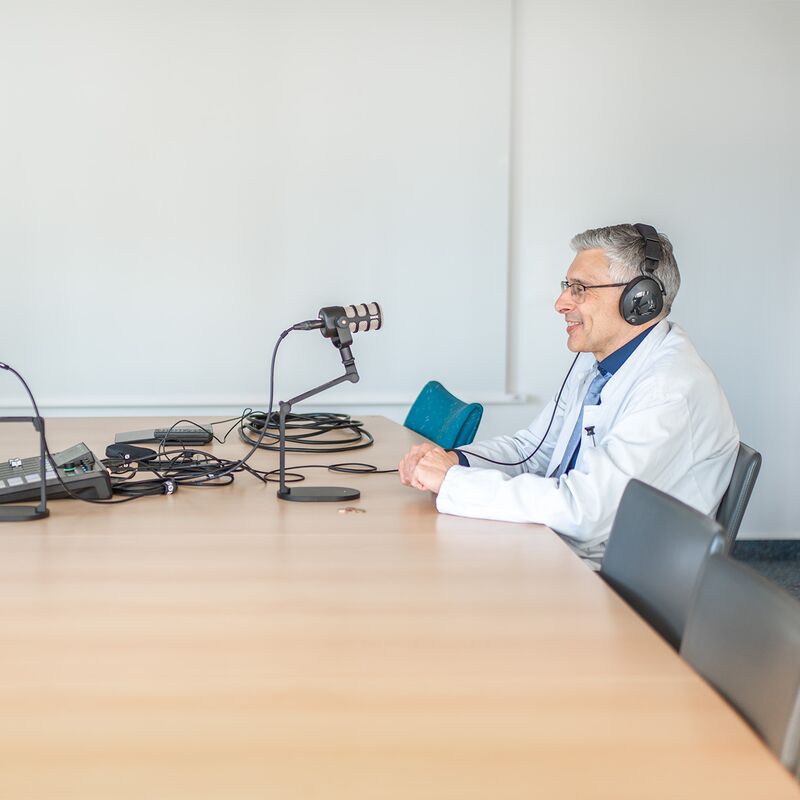 Arzt im Podcaststudio.