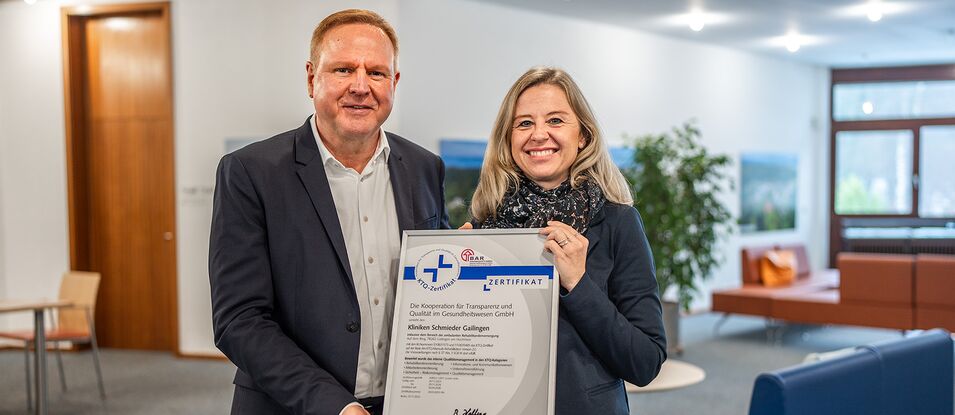 Jörg Krumm, Leiter des Qualitätsmanagements der Kliniken Schmieder sowie Geschäftsleiter des Standorts Gailingen (l.) und Janine Weigelt, Referentin der Geschäftsleitung in Gailingen (r.), sind stolz über die Rezertifizierung.