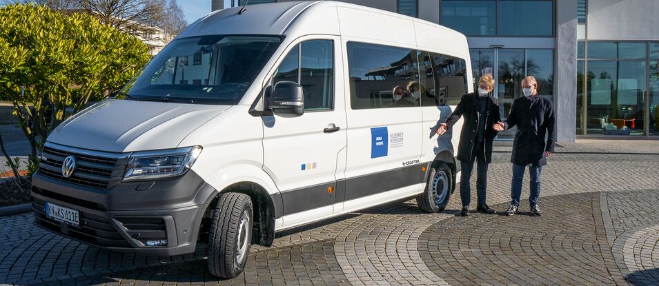 Jochen Brugger (li.), Geschäftsleiter für den Bereich Einkauf und Finanzen, präsentiert gemeinsam mit Florian Franz (re.), Leitung strategischer und operativer Einkauf, den neuen Shuttlebus mit Elektroantrieb am Standort Allensbach