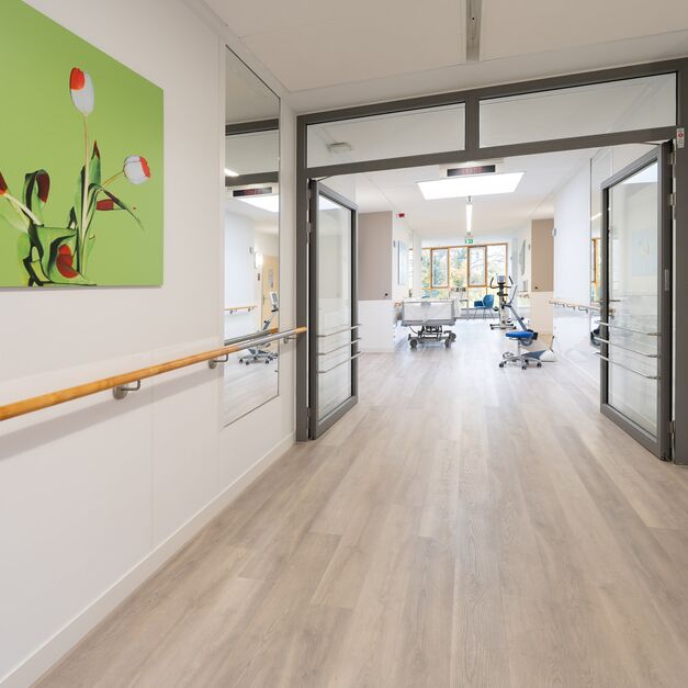 Großräumiger Flur mit Haltestange und Bild an der Wand