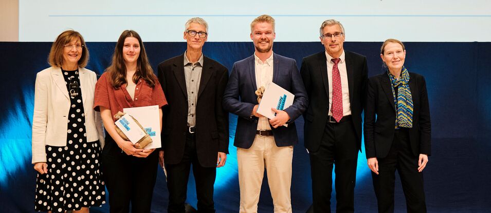 V. l. n. r.: Prof. Dr. Katharina Holzinger (Rektorin der Uni Konstanz), Jana Molz (Preisträgerin), Prof. Dr. Marcel Leist (Uni Konstanz), Dr. Philipp Barzyk (Preisträger), Prof. Dr. Joachim Liepert (Kliniken Schmieder Allensbach),  Lisa Sophia Friedrich (Geschäftsführung Kliniken Schmieder, Vorstand Stiftung Schmieder, Vorstand Lurija Institut),  / Foto: Philipp Uricher/Universität Konstanz