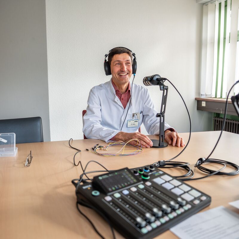 Arzt im Podcaststudio.