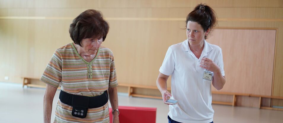 Eine Parkinson-Patientin absolviert den Freezing Parcours mit Vibrationsgürtel