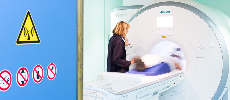 Die apparative Ausstattung ist auf neuestem Stand (3-Tesla MRT, Multislice-CT, digitales Röntgen).